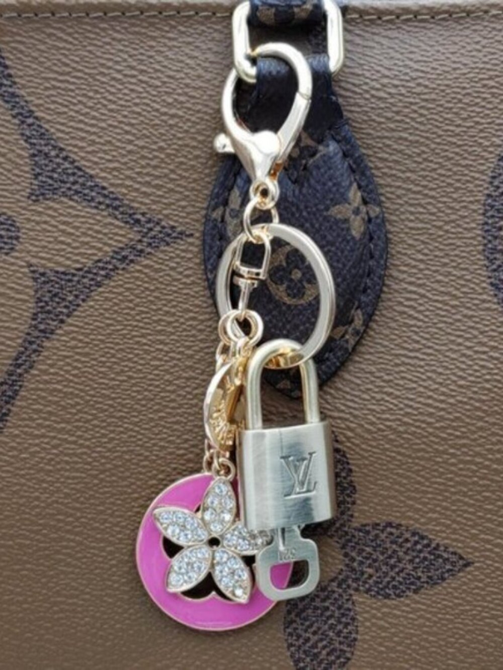 Authentic Louis Vuitton Gold Lock 🔒 Keychain Bag Unbranded Flower Charm LV - Picture 9 of 9
